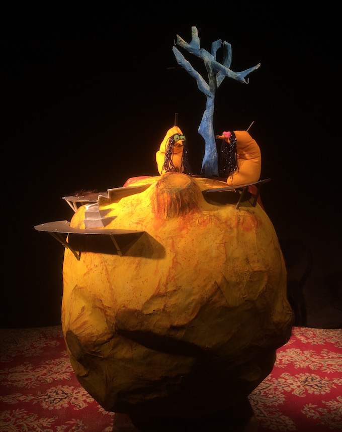 Puppet planet Bühnenbild Muriel Camus theatre anima banana