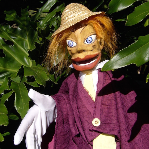 Marionnette avec cheveux roux et chapeau de paille représentant une fille