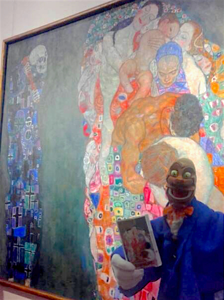 Igor in a Museum with a painting from Klimt