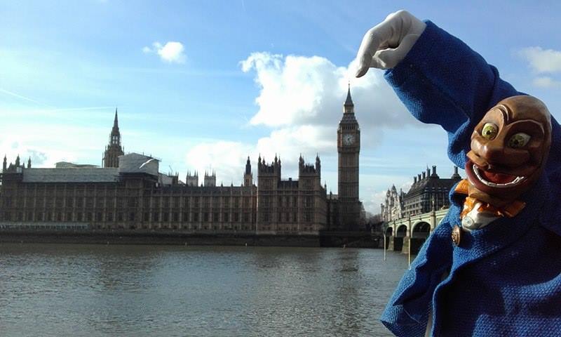 Igor pointing at the Big Ben in London