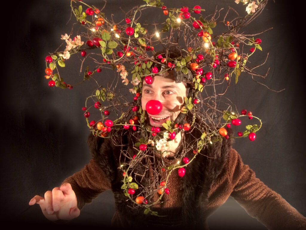 Masque chapeau représentant un buisson d'églantier avec nez de clown et lampes
