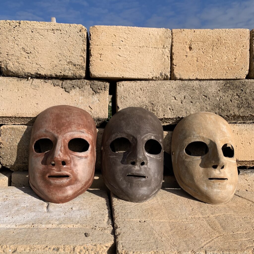 Trois masques neutres en papier mâché selon tradition Lecoq, Sartori