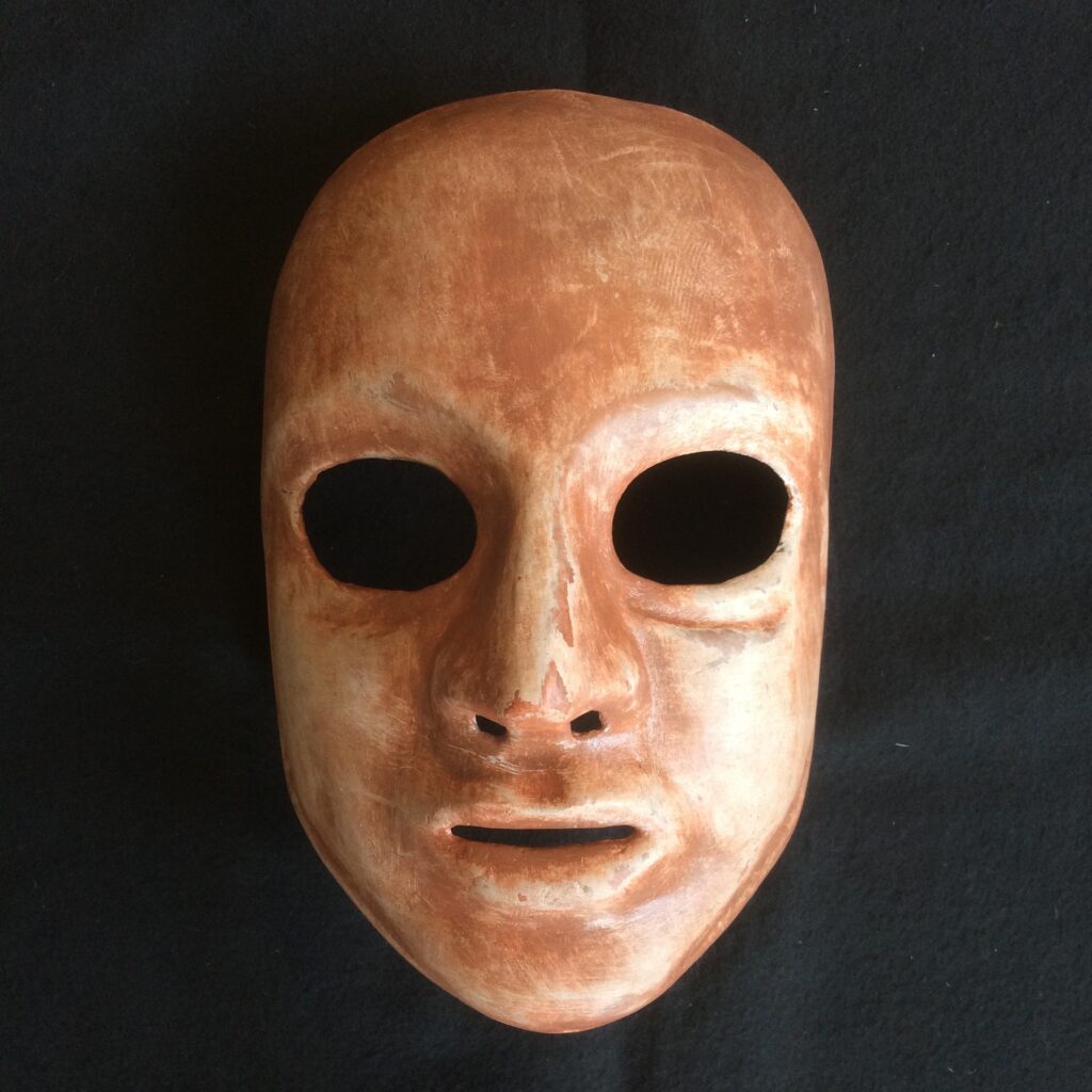 Masque neutre en papier mâché selon la tradition Lecoq, Sartori