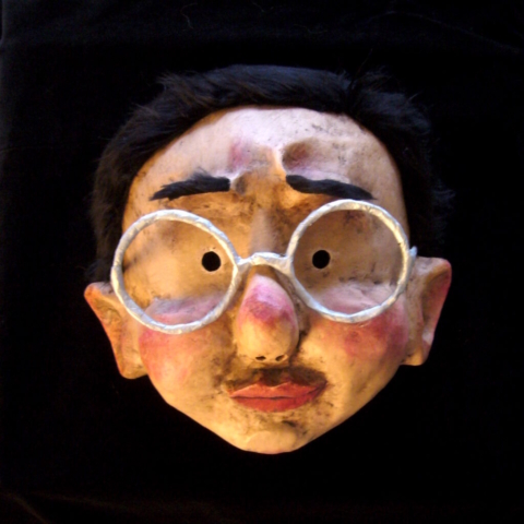 Masque expressif représentant un visage d'enfant avec des lunettes