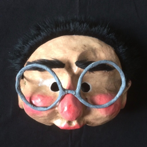 Demi-masque en papier mâché avec des lunettes et des cheveux noirs