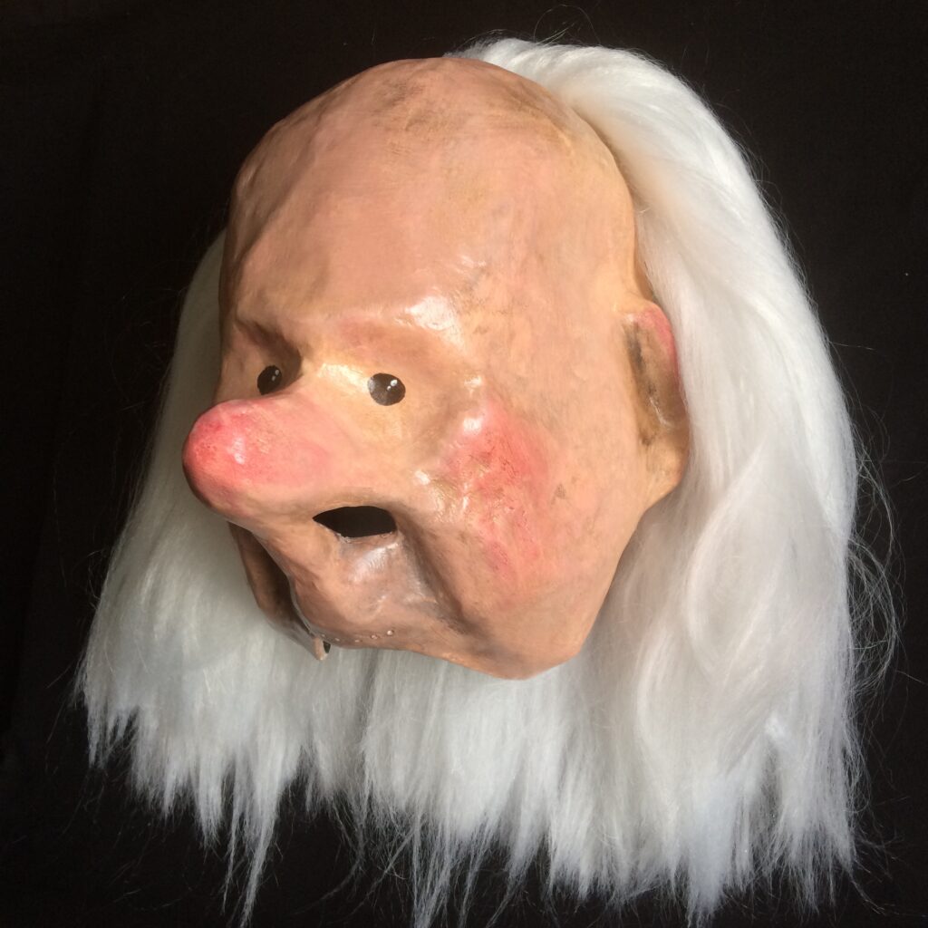 Demi-masque de vieillard avec des cheveux blancs